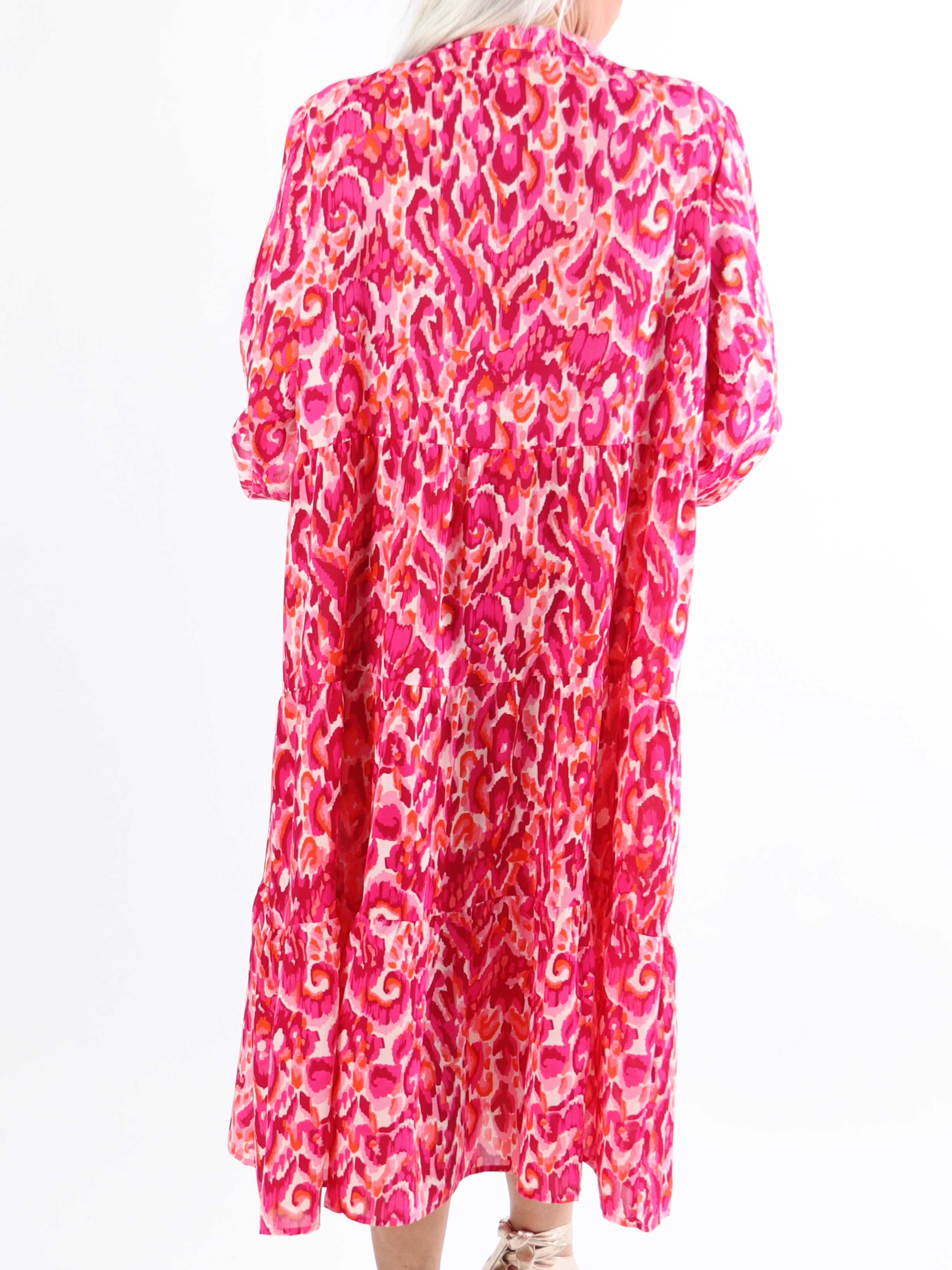 Lia - Mønstret farvet plus size kjole med lag på lag look